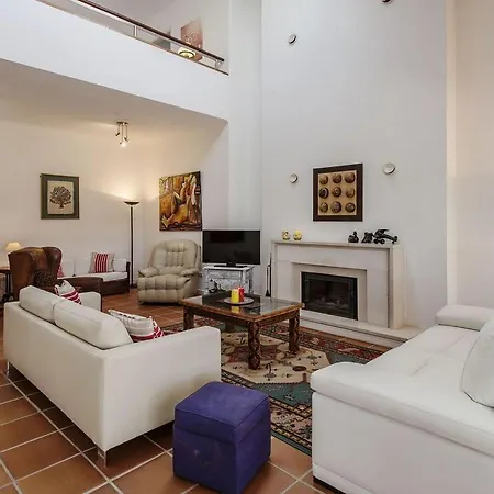 Tojo Prata - Spacious And Pleasant 6 Bedroom For 14 People With Garden And Private Pool Lisbon